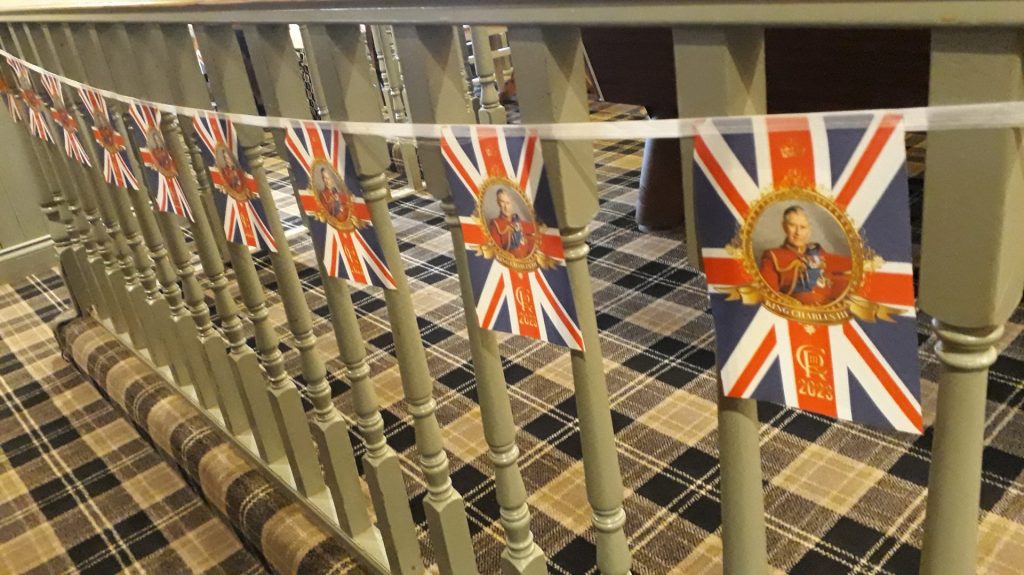 Die Krönung «König Chares III»