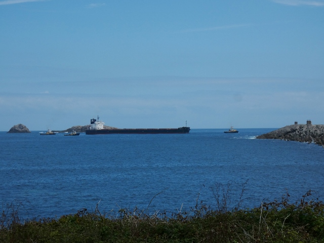 Fischerschiff im Schlepptau