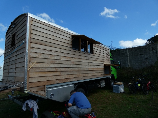 Wiwomo, mit Farbe und Pinsel