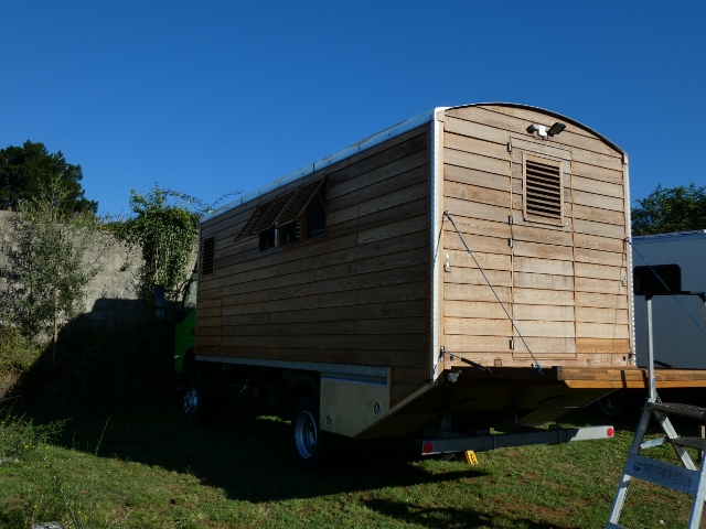 Wiwomo, mit Farbe und Pinsel