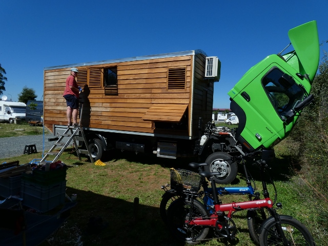 Wiwomo, mit Farbe und Pinsel