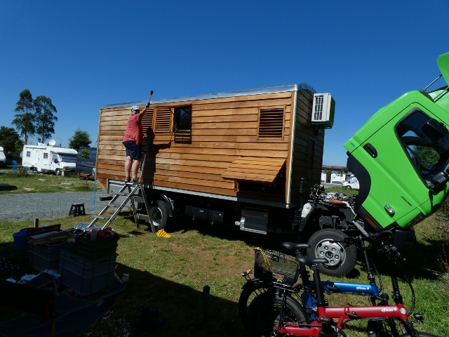 Wiwomo, mit Farbe und Pinsel