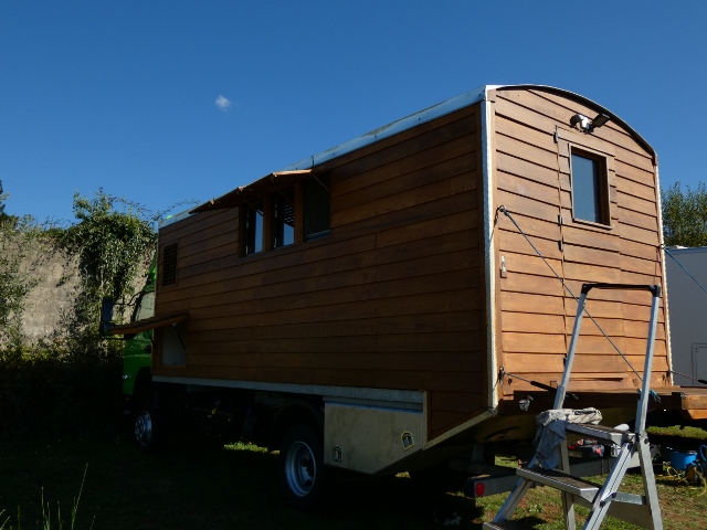 Wiwomo, mit Farbe und Pinsel