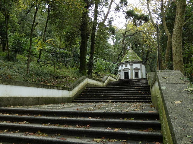 Kreuzstationen in kleinen Kapellen