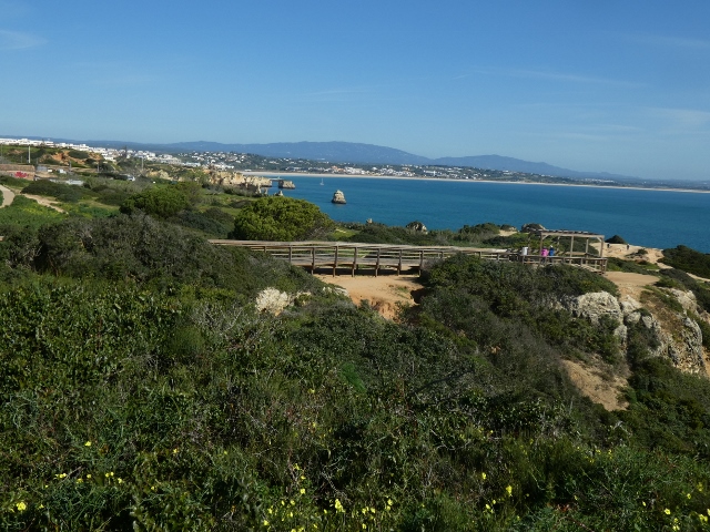 Hölzerner Fusssteg entlang der Küste