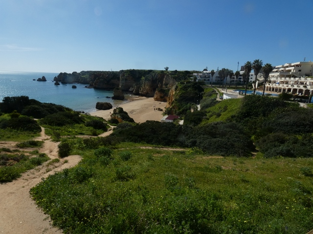 Küste vor Lagos mit Hotelanlage