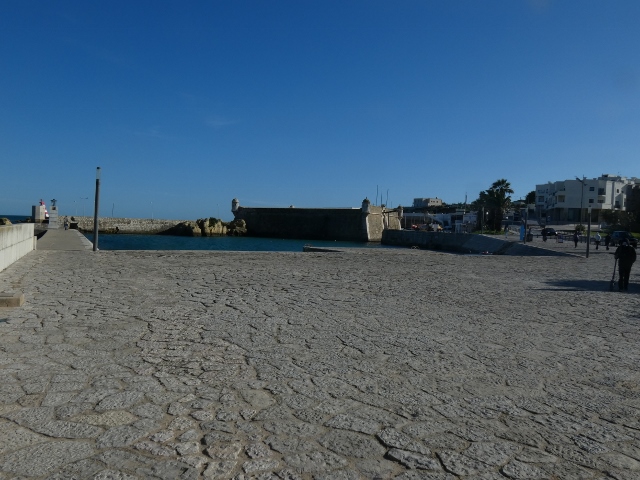 Blick auf die Hafenmündung mit Festung