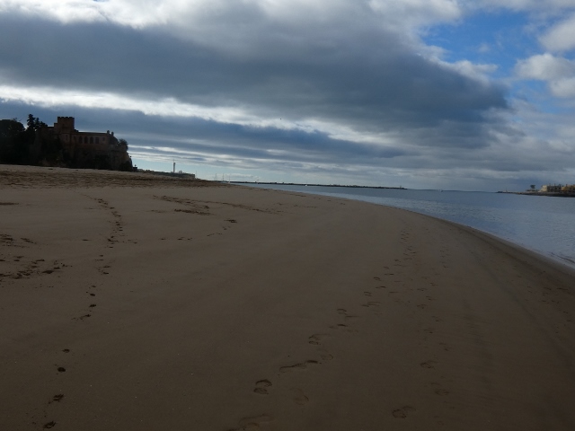 Sandstrand an der Mündung des Rio Arade