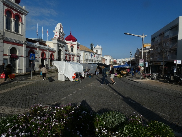 Markthalle mit Bauernmarkt