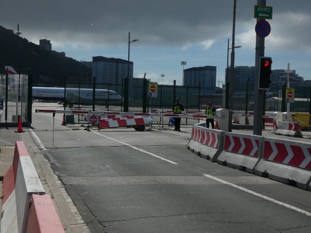 Da kommt das Flugzeug ja schon