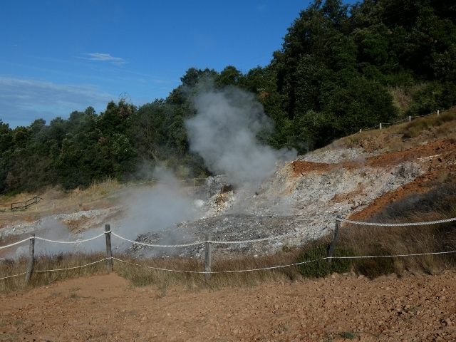 Dampffontäne aus Erdspalte