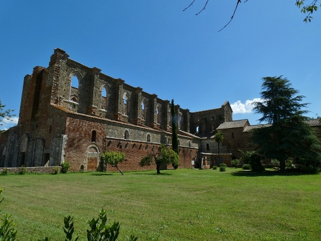 Sakralbau, mit 71 Meter, mit eingestürzten Dach