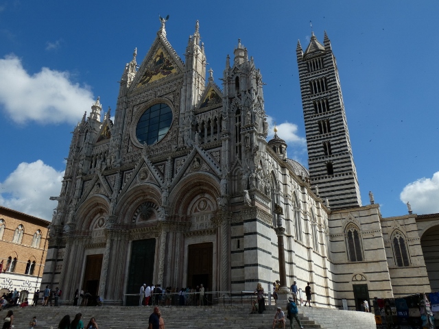 Dom Santa Maria Assunta mit schwarzem Marmor