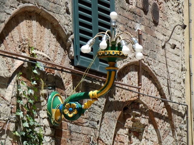 Stadtteil von Siena mit traditionelle Strassenlampe