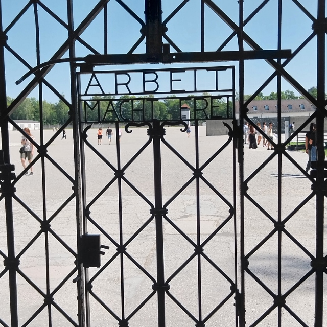 Der berüchtigte Spruch «Arbeit macht frei»