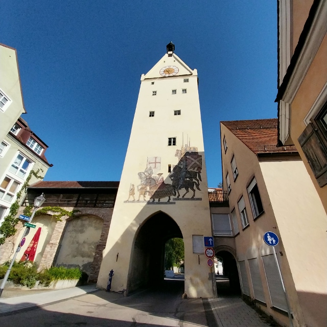 Ulmer Tor, erbaut 1470, Gemälde zum Einzug Maximilians I. im Jahre 1489