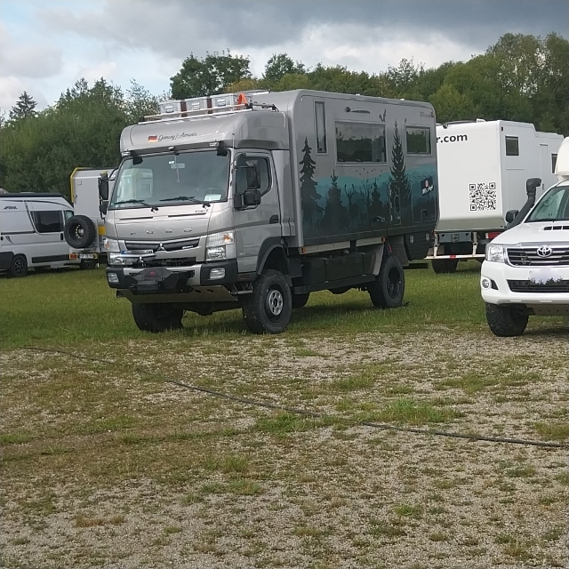 Ein Fuso! Hat die gleiche Führerkabine wie wir, anderer Farbe und Aufbau