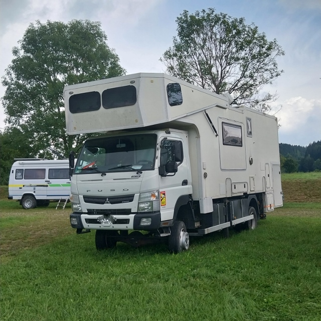 Noch ein Fuso! Hat die gleiche Führerkabine wie wir, anderer Farbe und Aufbau