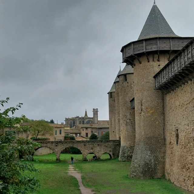 Château Comtal Hintergrund die Basilika