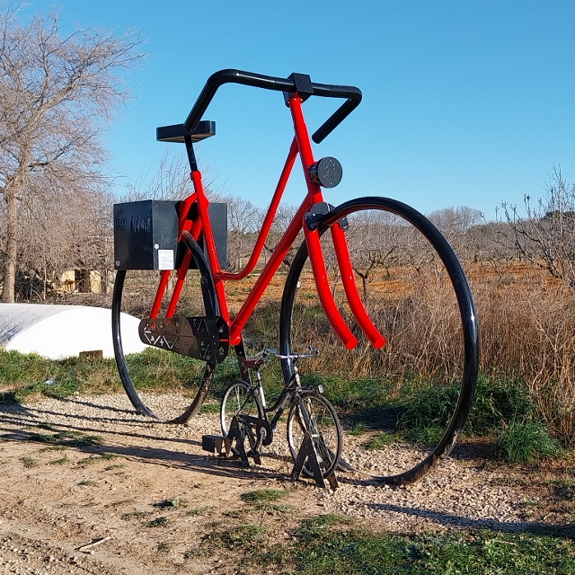 «Bicicleta roja benlloch» Riesenfahrad