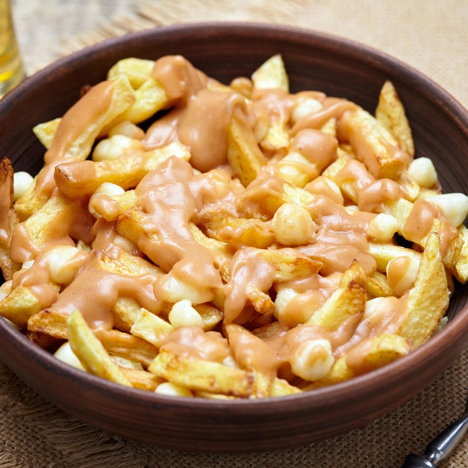 Poutine, das kanadische Nationalgericht Pommes frites, Käsebruch und darüber gegossener Bratensauce