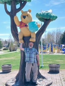 Starker Mann hält Winnie the Pooh