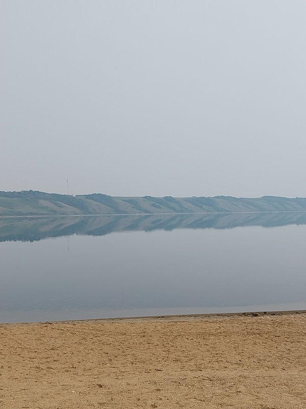 Manitou Lake mit Spiegelung von den Bergketten