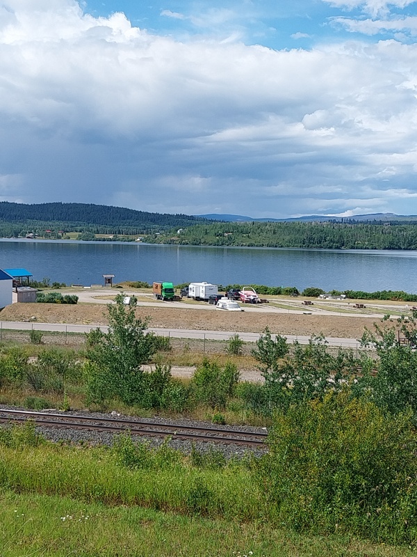 Da unten stehen wir am Fraser Lake