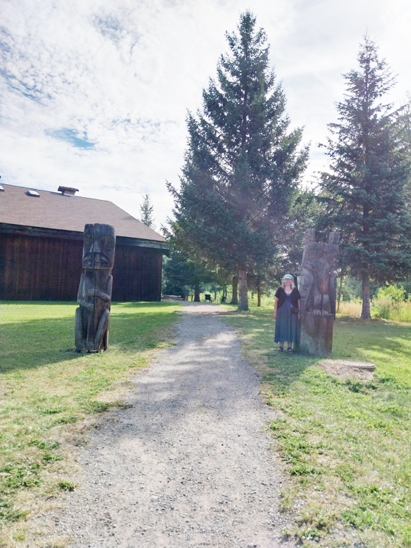 Sabine am Totem Pfahl