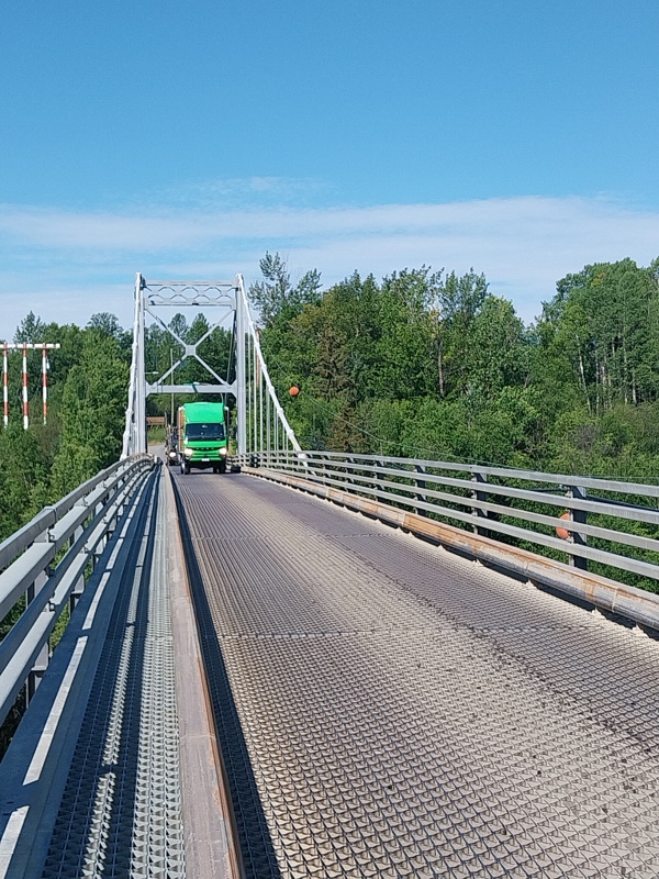 Wiwomo auf der Hängebrücke