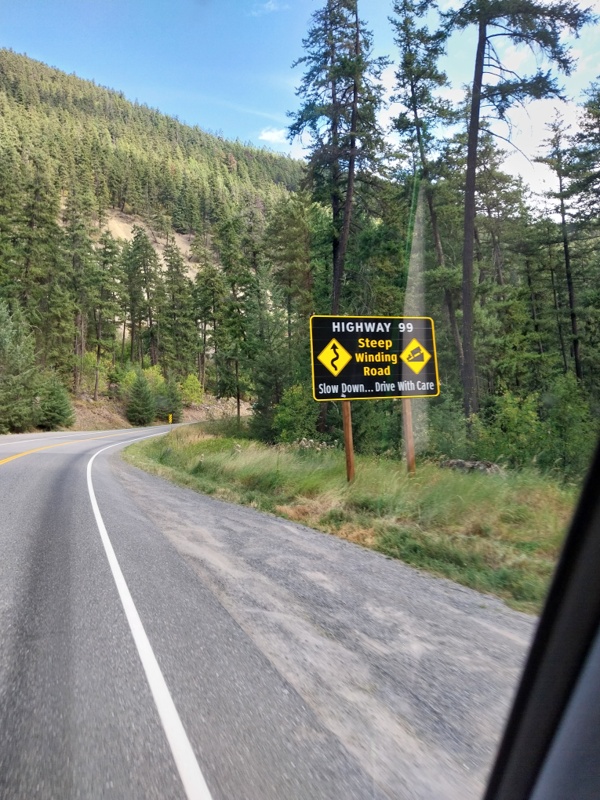 Highway 99 Warnung vor steiler, kurvenreiche Strasse, fahr langsam, mit Vorsicht