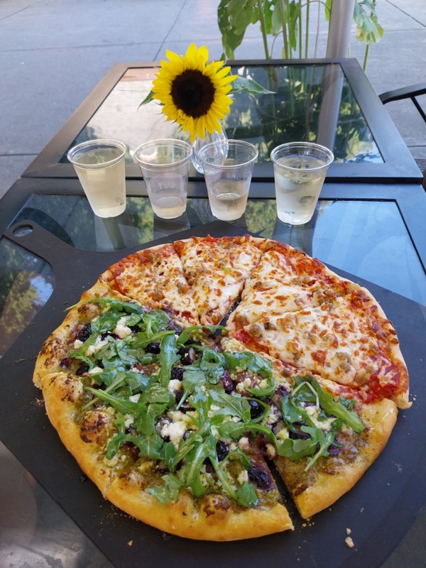 Pizza spezial mit Cranberry, Honig, Feta und Rucola