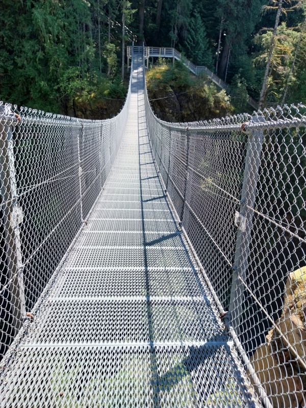 Schwindelerregende Hängebrücke