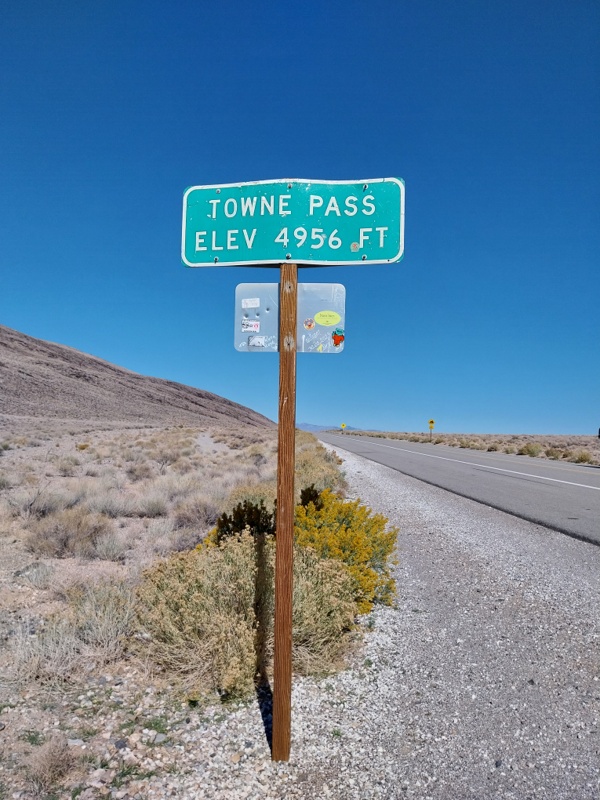 Ups, Markierung vom Towne Pass 1'511 m ü.M. - fast verpasst