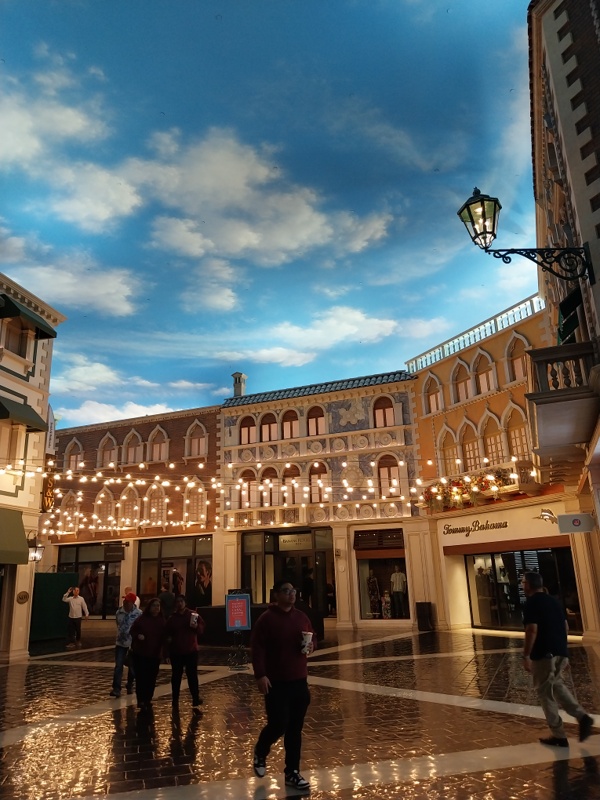 Ladenstrasse mit aufgemalter Himmelsdecke