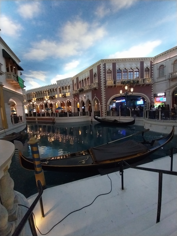 Wasserkanälen mit Gondeln (aufgemalte Himmelsdecke)