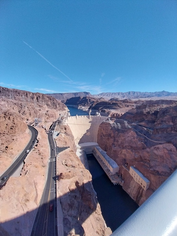 Staudamm von Brücke aus gesehen