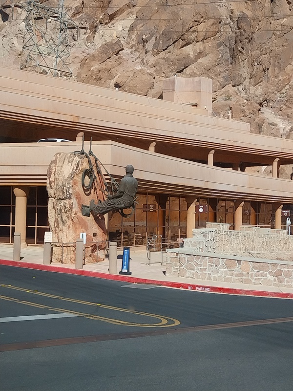 Monument zum Bau des Staudamms, im Hintergrund Visiter Center