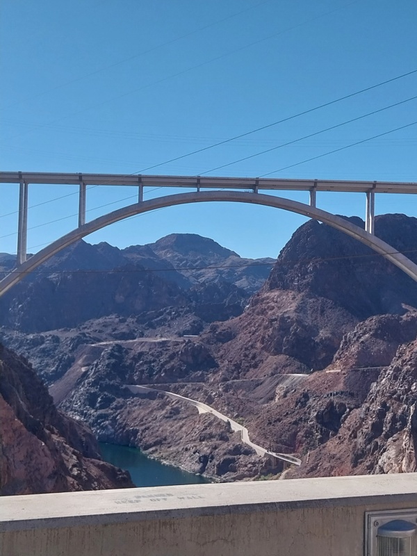 Betonbogenbrücke Höhe 270 m, Länge 580 m