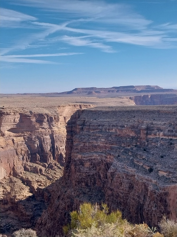 Die tiefe Schlucht mit dem ausgetrocknetem Flussbett