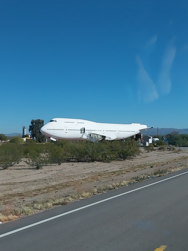 Gemütlich fahren wir über Land, was steht da plötzlich? Ein Flugzeug am Strassenrand