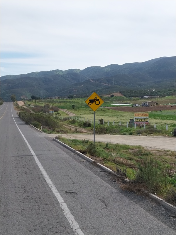 Dieses Schild steht auf der Autobahn, na so was?