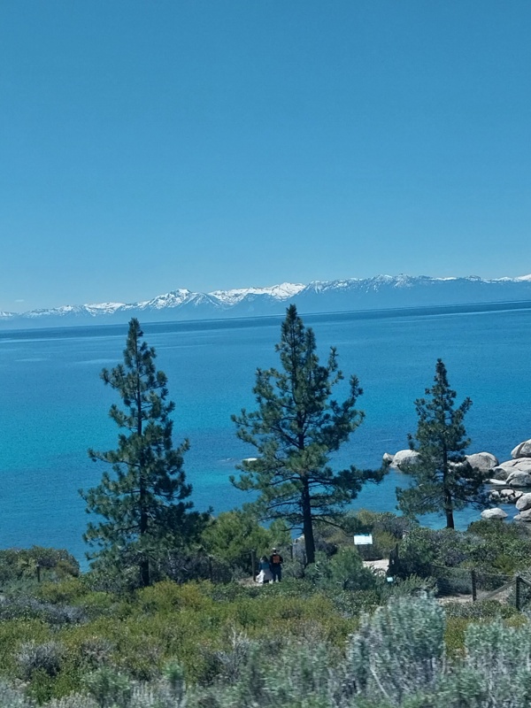 Lake Tahoe, Hintergrund die Schneeberge