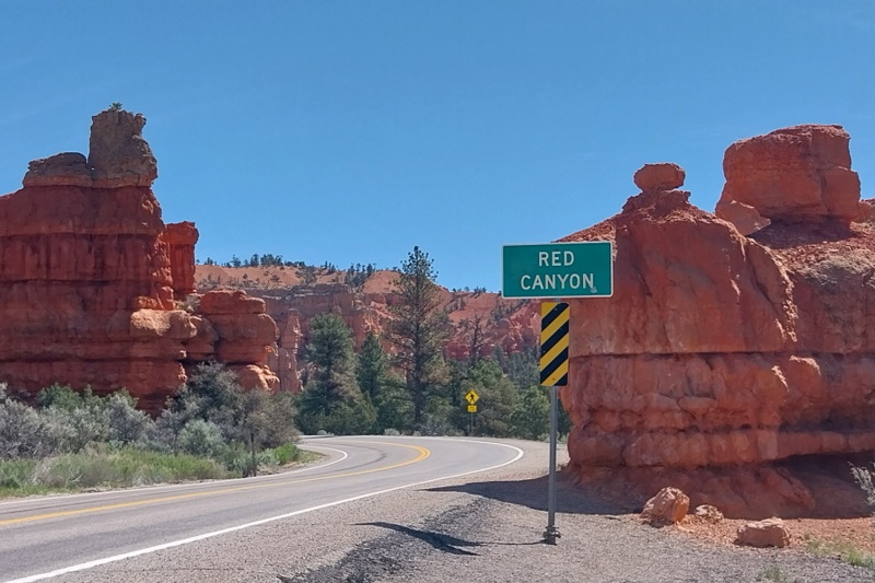 Willkommen im Red Canyon, die intensive rote Färbung entsteht durch Eisenoxyd