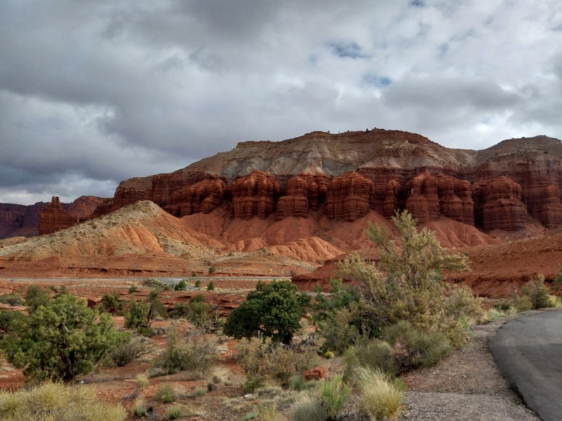 Capitol Reef Felsenfalte mit roten Klippen, Sandstein-Monolithen