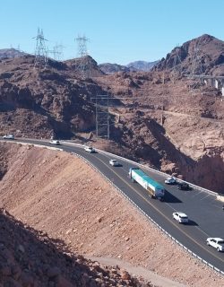 Konvoi des Weihnachtsbaums, schwer bewacht